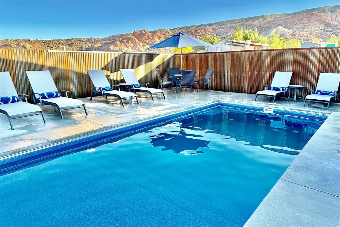6 Bedroom Suites Private Heated Pool close to everything Moab
